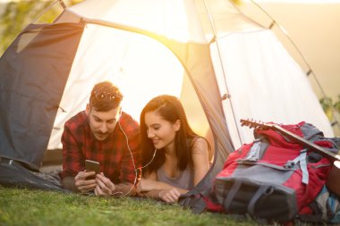 Smartphone kullanarak selfie alarak çadırda kamp Çift