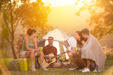 Grup genç kamp içinde müzik keyfi