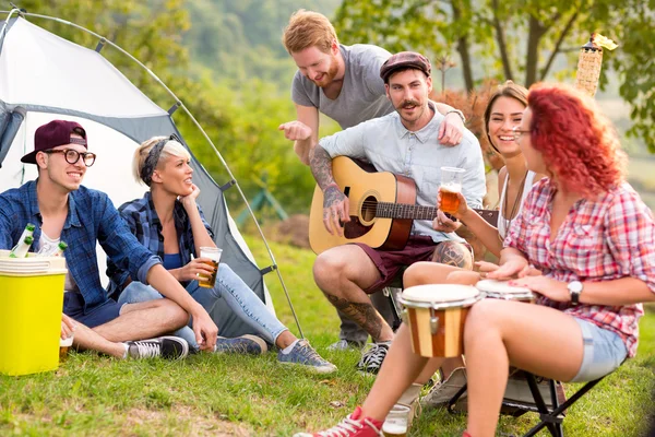 Enjoyment of youth in camp in nature — Stockfoto