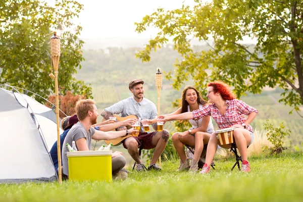 Niños y niñas brindando con cerveza en campgroun — Foto de Stock