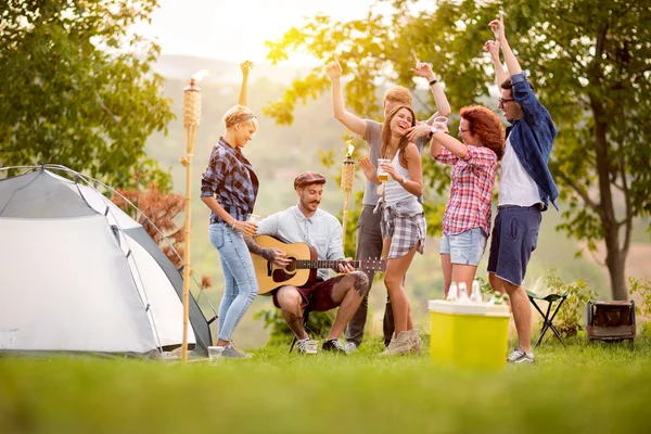 Ungdom i gruppe danser i skog – stockfoto