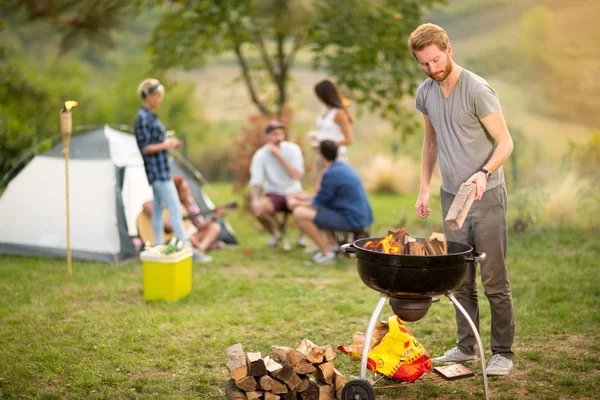 El tipo puso leña en la parrilla — Foto de Stock