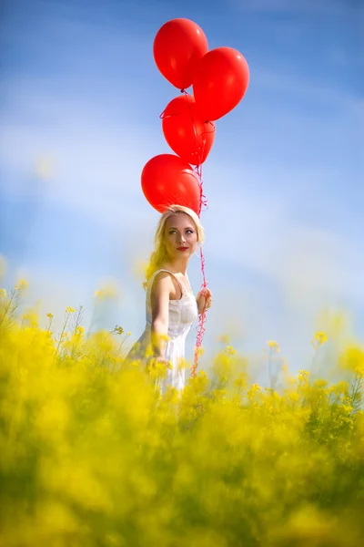 Young woman in canola field — Stock Photo, Image