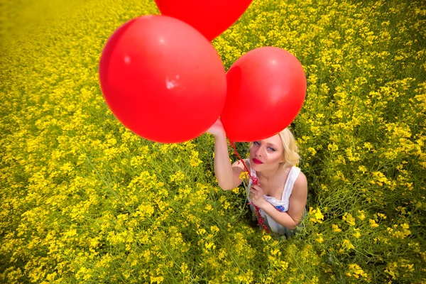 Balonlu güzel genç bir kadın — Stok fotoğraf