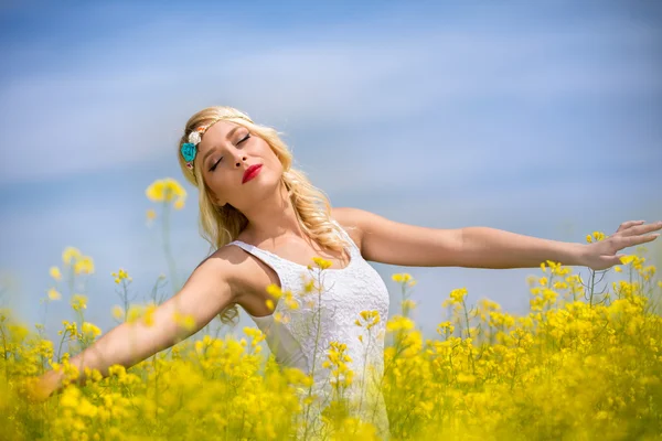 Chica en el campo —  Fotos de Stock