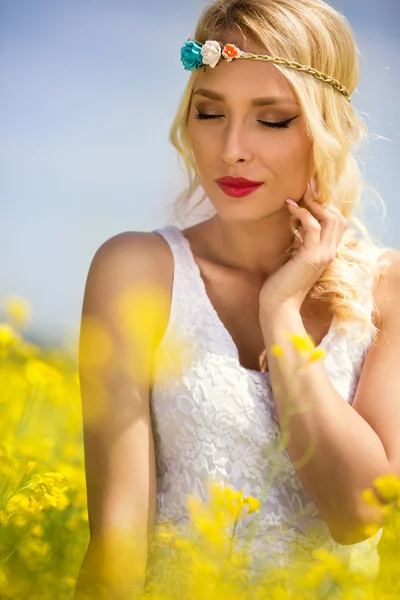 Natural beauty woman enjoying on sunny day — Stockfoto