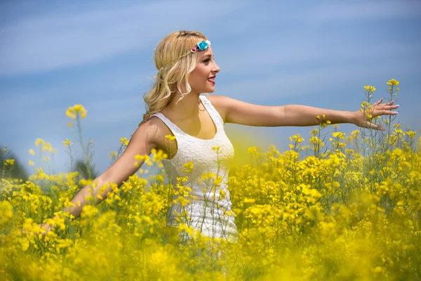 Lachende meisje in geel veld — Stockfoto