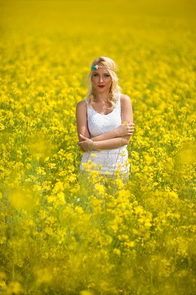 Hippie chica de pie en amarillo campo —  Fotos de Stock