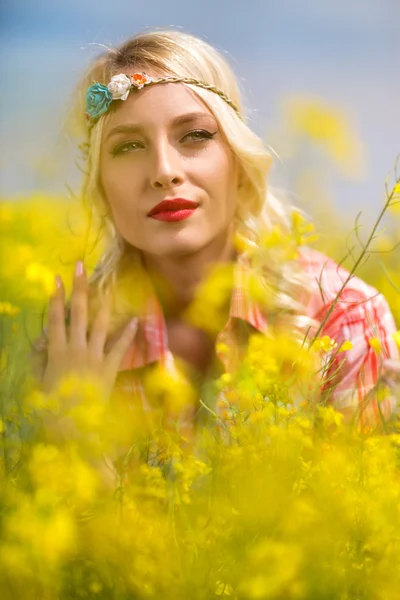 Piękny portret w kwiaty — Zdjęcie stockowe