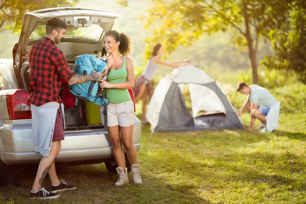 Jovens amigos vieram acampar. — Fotografia de Stock