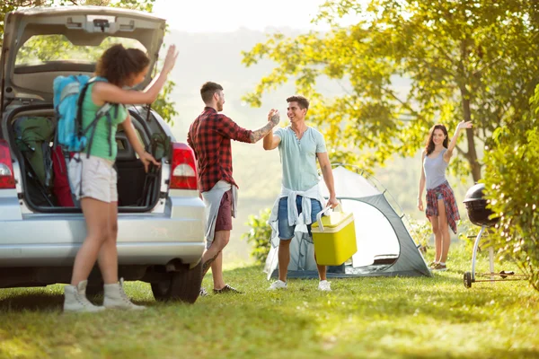 Tineri cuplu salutat prietenii lor li se alăture într-o excursie de camping — Fotografie, imagine de stoc
