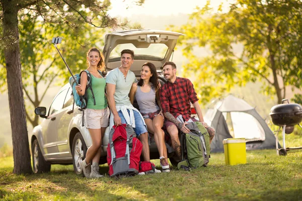 Grup de prieteni care fac selfie cu smartphone în excursie de camping — Fotografie, imagine de stoc