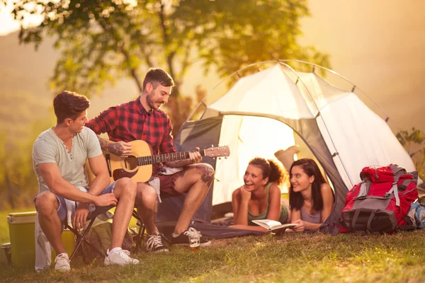 Romantic timp doi bărbați cântând fete în cort — Fotografie, imagine de stoc