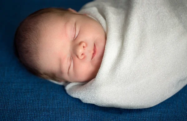 Adorável bebê pequeno dormindo e sorrindo — Fotografia de Stock