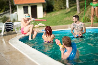 Gençlerin birbirlerini kakası püskürtme