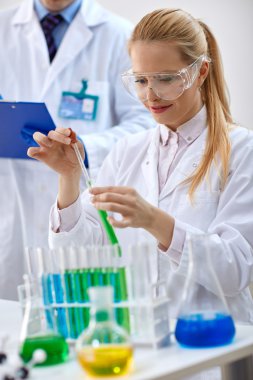 kadın bilim adamı araştırma için kimya sıvı kullanarak