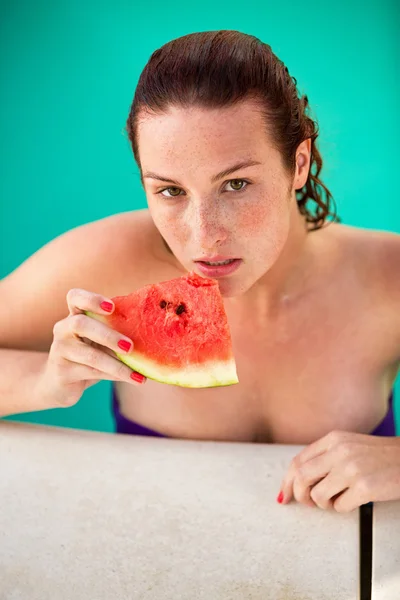 Jonge vrouwelijke besteedt warme zomerdag op pool en vernieuwd met van — Stockfoto