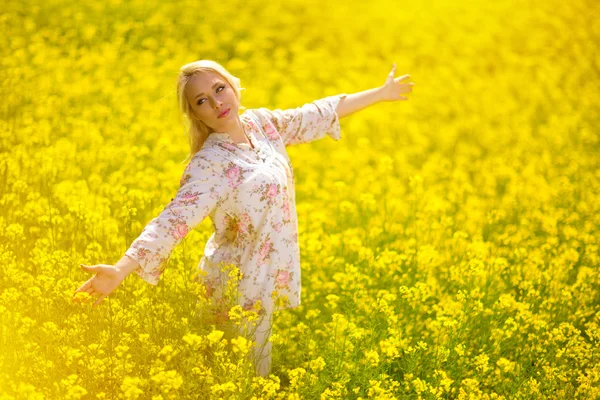 Beauty woman in Springtime — Stock Photo, Image