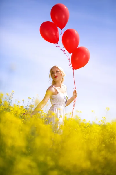 Schattig jong meisje in een geel veld — Stockfoto