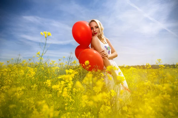 Femme sensuelle en fleurs jaunes — Photo