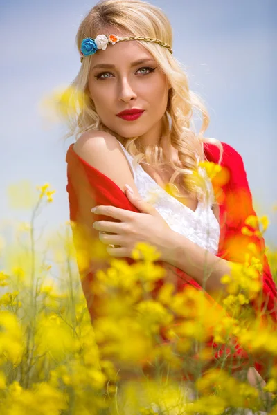 Attraktiva hippie tjej står i blomma — Stockfoto