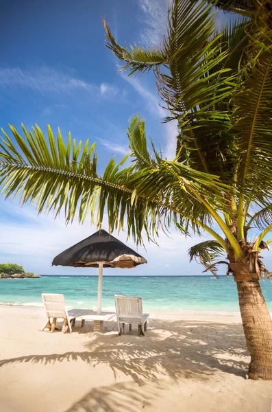 椅子、熱帯のビーチでパラソル — ストック写真