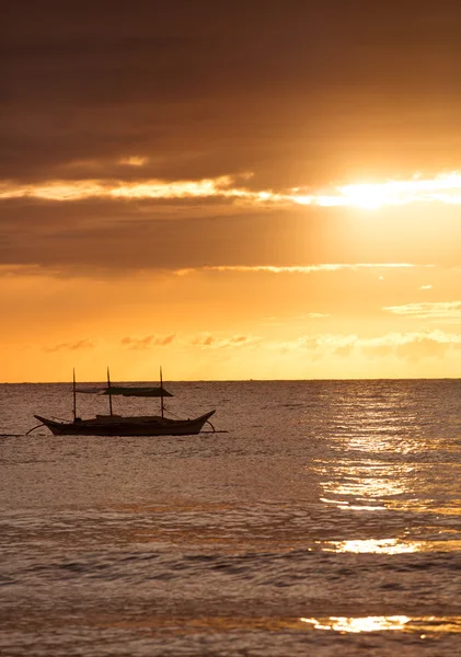Sylwetka łodzi ryby na zachód słońca — Zdjęcie stockowe