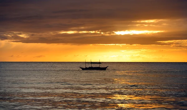 Рибальський човен під час заходу сонця — стокове фото