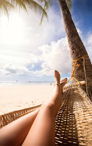 Vista di belle gambe di donna liscia in località tropicale — Foto Stock