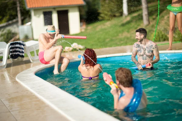 Młodzi ludzie rozpylania siebie w poo — Zdjęcie stockowe