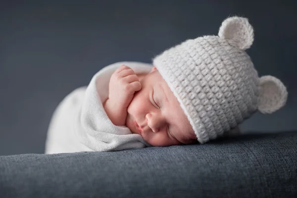 Pasgeboren baby 2 weken oud slapen op zachte blauwe pluizige deken — Stockfoto