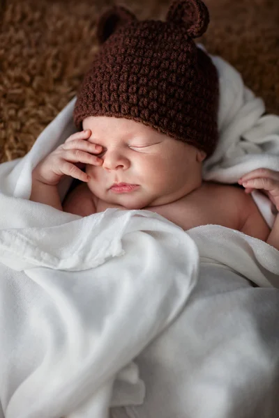 Новорожденный ребенок расслабляется в спокойном сне — стоковое фото