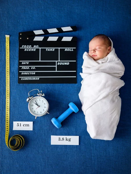 Bebé recién nacido acostado en manta azul siguiente información básica — Foto de Stock