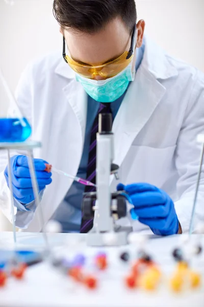 Hombre científico que trabaja en laborator — Foto de Stock