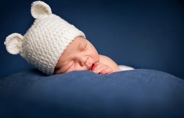 Niño recién nacido de tres semanas durmiendo —  Fotos de Stock