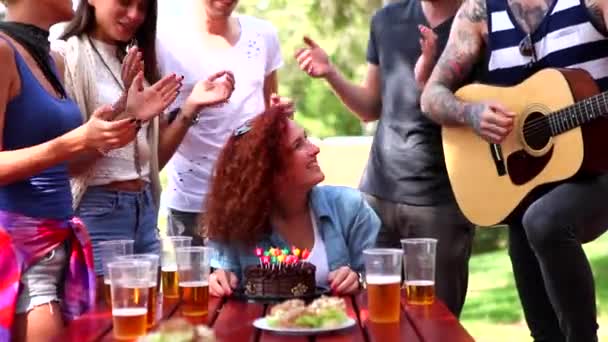 Amigos felizes comemorando o aniversário da mulher encaracolada surpresa — Vídeo de Stock