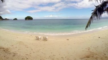 Hava uçuş: okyanus tarafından bir plajda iki boş sandalye