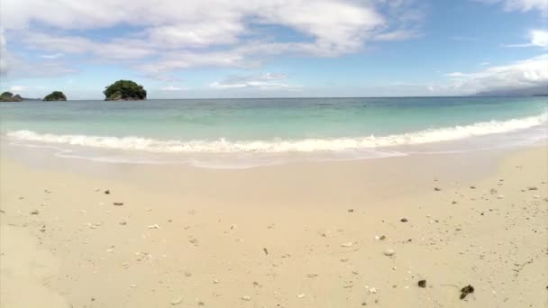 Vol aérien : deux chaises vides sur une plage au bord de l'océan — Video