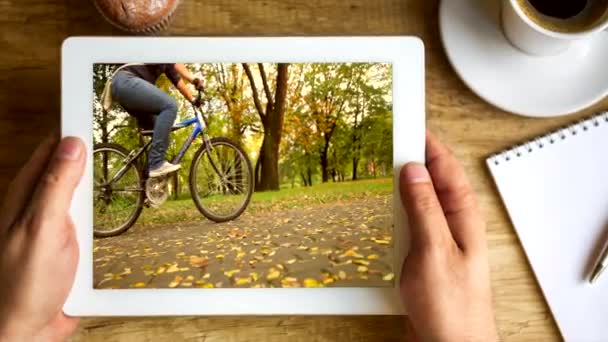 Un hombre usa una tableta - viendo un video — Vídeo de stock