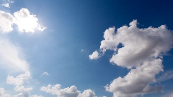 4k. Zeitraffer-Wolken über dem grünen Feld. — Stockvideo