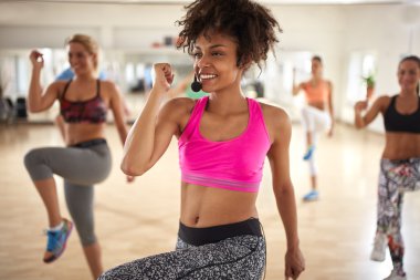 Genç antrenör kulaklık kurşun grup ile 