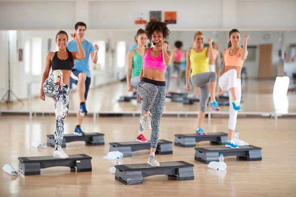 Grup eğitim kadın eğitmen ile sokak treynerler