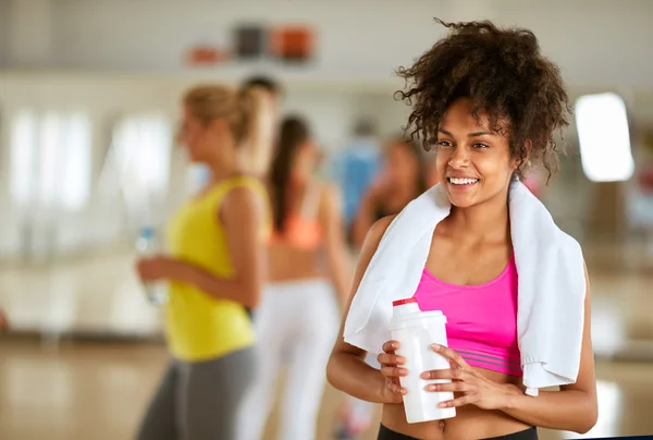 Refrescante hembra de media casta con batido de proteínas —  Fotos de Stock