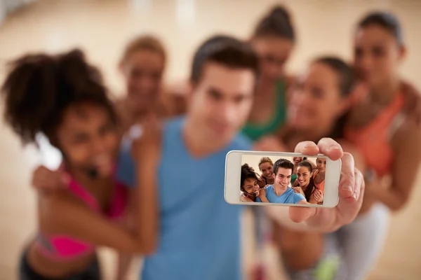 Mobiele telefoon als fotocamera in sportschool, selfie concept — Stockfoto