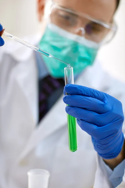 Cientista pesquisando no laboratório — Fotografia de Stock