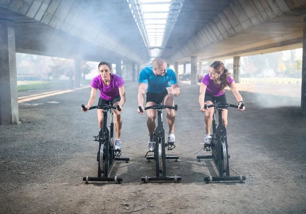 Genç etkinlik insanlar egzersiz bisikletleri spin — Stok fotoğraf