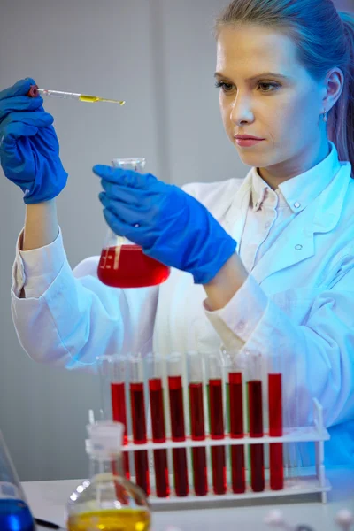 Investigação científica feminina num laboratório de química — Fotografia de Stock