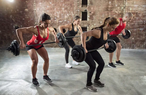 Grupo de gimnasio con entrenamiento de levantamiento de pesas — Foto de Stock