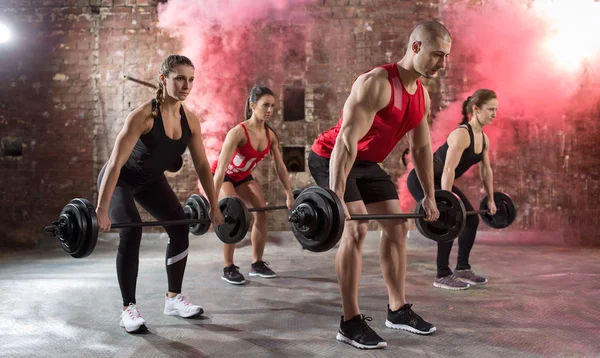 Musculosos jóvenes culturistas entrenamientos tors —  Fotos de Stock