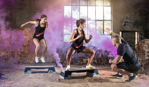 Junge Leute springen auf ihr Konditionstraining — Stockfoto